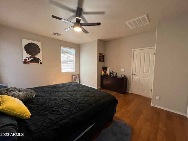 Building Photo - 2910 E Dunbar Dr