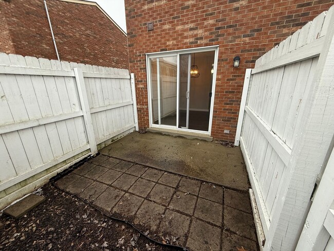 Building Photo - Westport Road Townhouse adjacent to Westpo...