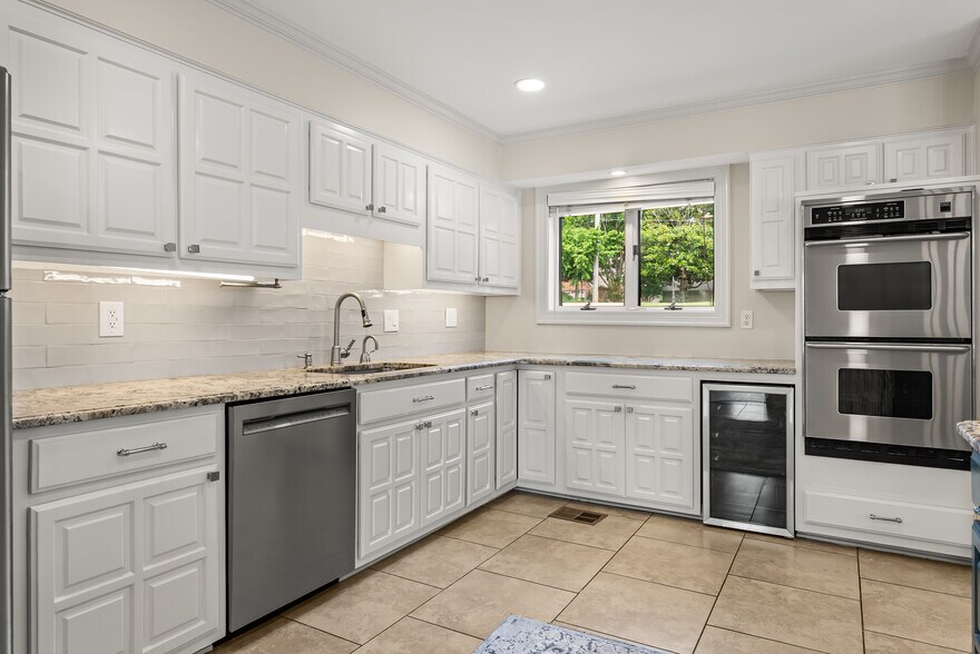 Building Photo - 9711 Pine Point Dr