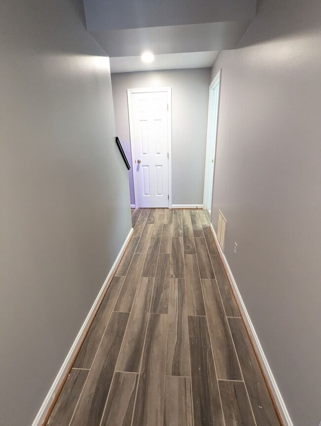 Building Photo - Beautifully maintained townhouse in establ...