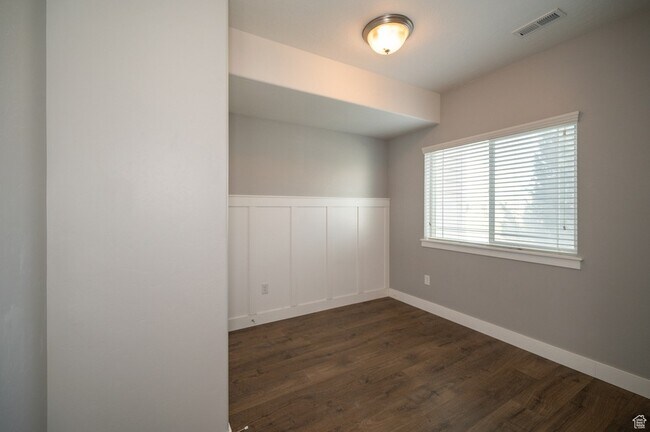 Building Photo - 1843 N Crest Rd