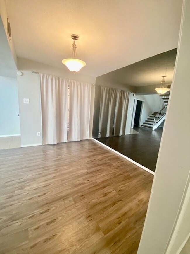 Building Photo - 2 Bedroom Townhouse near Tennis Center
