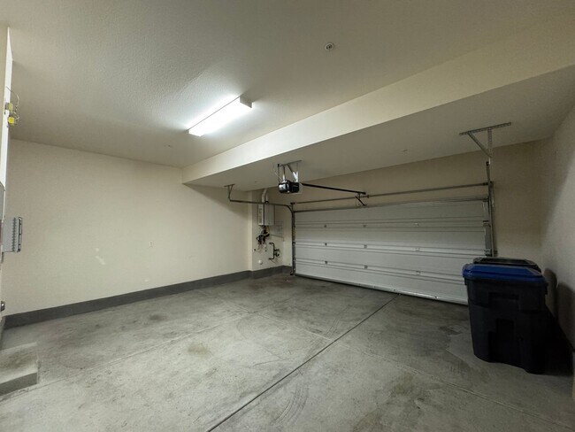 Building Photo - Beautiful 3Bd/2.5Ba Home in Gated Prado Co...