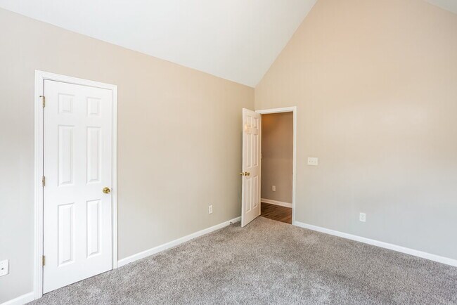 Building Photo - 5112 Kiev Dr