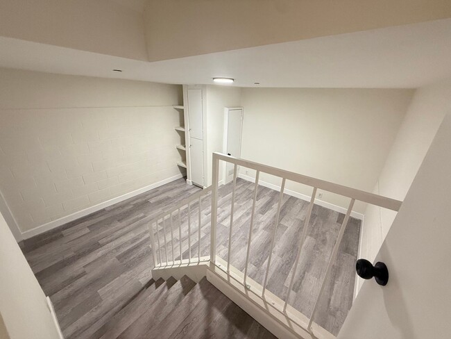 Building Photo - Beautifully Updated End-Unit Condo for Ren...