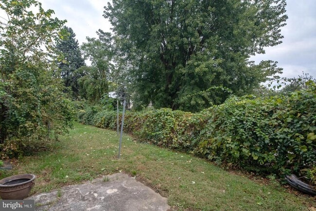 Building Photo - 330 W 3rd Ave