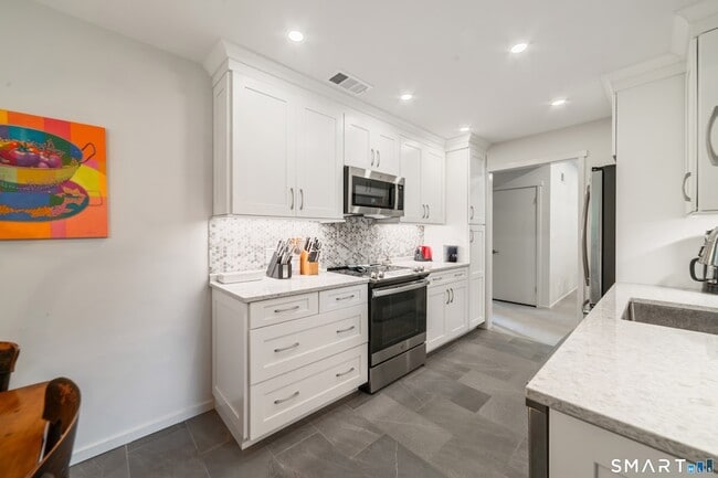 Building Photo - 595 Heritage Vlg