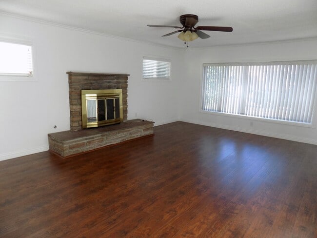 Building Photo - Large 4BD-2BA House in North Long Beach fo...