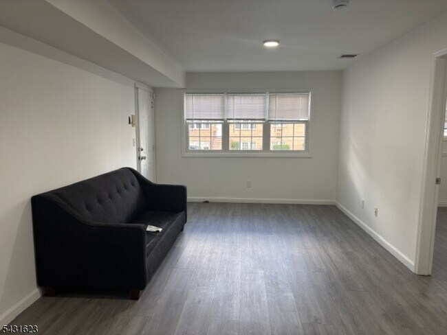 Building Photo - 392 College Dr