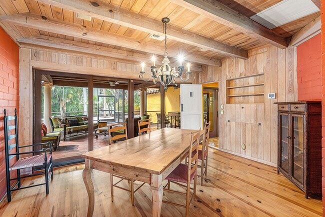 Building Photo - 334 Palm Trail