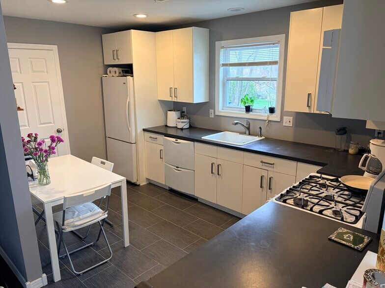 Building Photo - 124 S 15th Ave