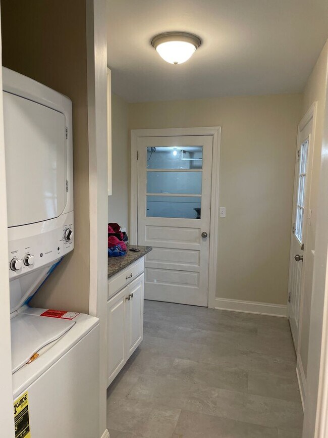 Building Photo - 4 BR 3 BA house on corner lot