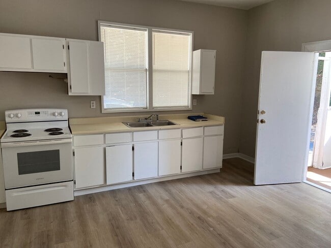 Building Photo - ***4 Bedroom / 1 Bathroom Home for Rent in...