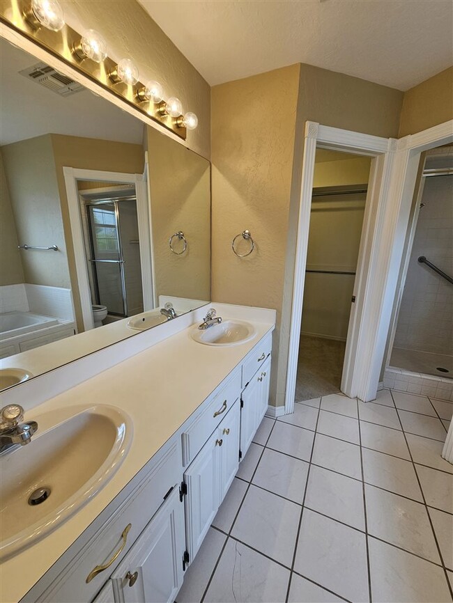 Building Photo - 6605 NW Willow Tree Cir