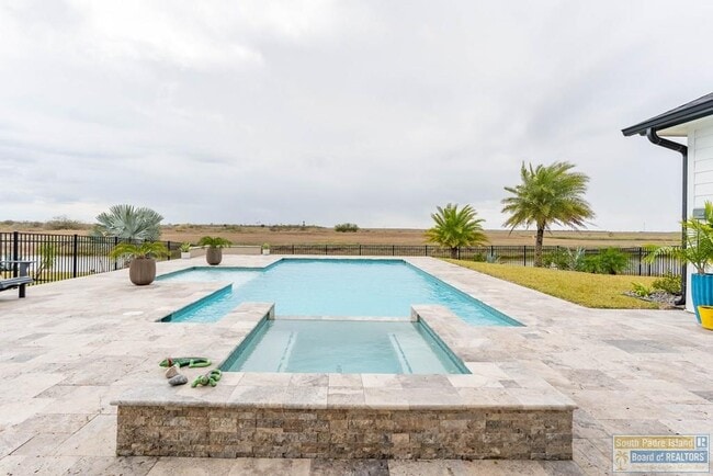 Building Photo - 100 Torrey Pines Dr