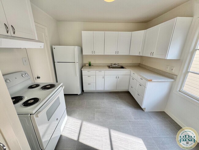 Building Photo - Spacious & Bright 2BR|1BA w/ One Garage Parking Spot Included