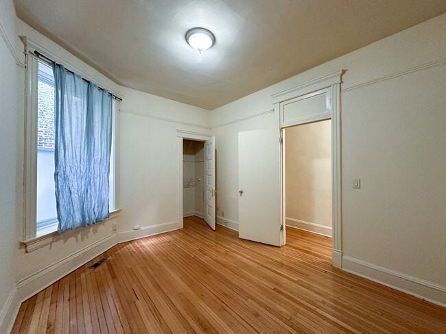 Building Photo - 2126 N Sheffield Ave