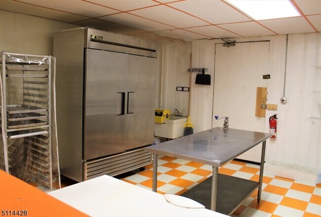 Building Photo - 396 S Main St