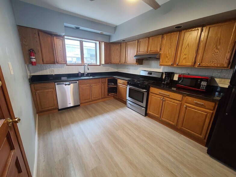 Kitchen - 2319 S Carlisle St