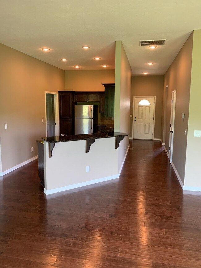 Building Photo - 3 Bedroom Home in South Springfield
