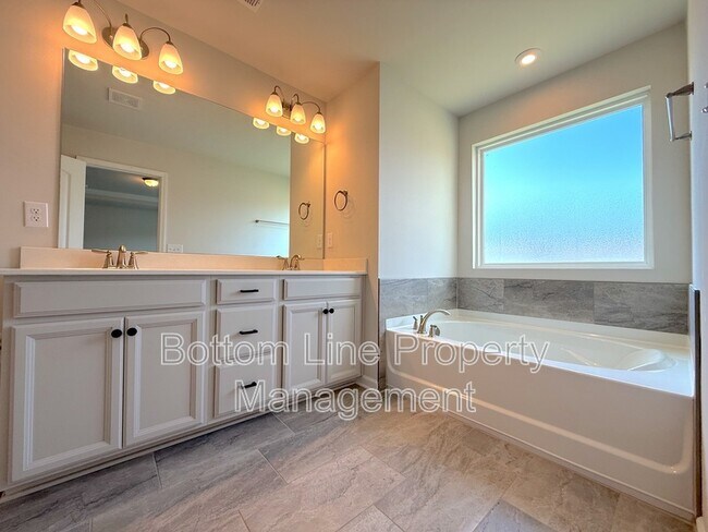 Building Photo - 15622 Little Bluestem St