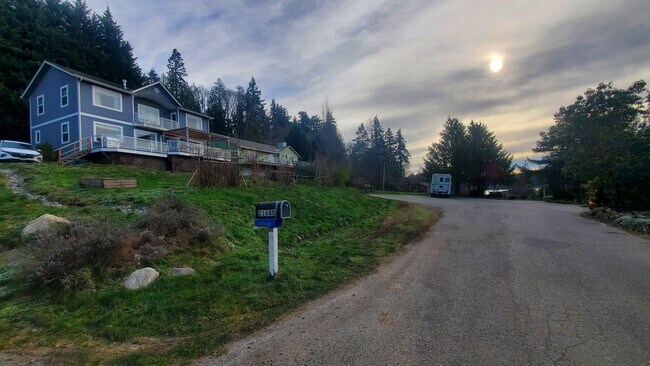 Plenty of street parking. Quiet neighborhood - 21680 Seacrest Ave NE