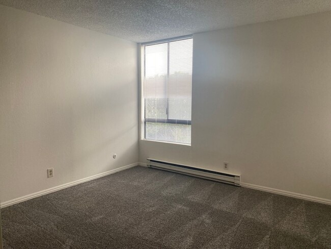 Building Photo - 2101 Shoreline Dr