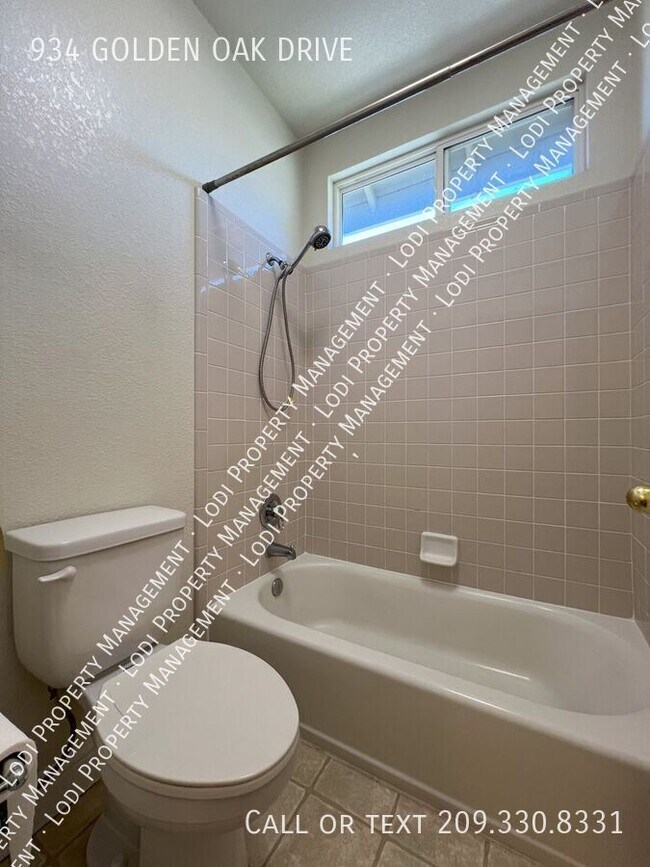 Building Photo - 934 Golden Oak Dr