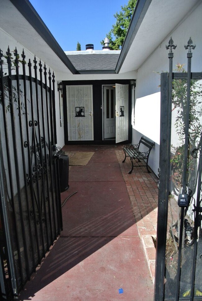 Building Photo - 2116 Manzanita Way