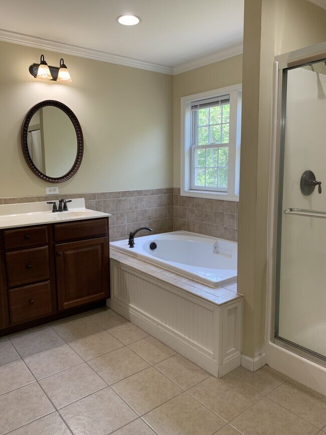 Building Photo - BEAUTIFUL 3 BED/2.5 BATH TOWNHOUSE!!