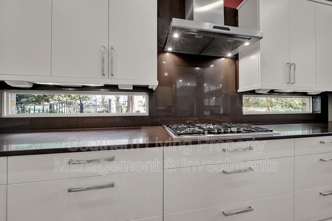 Building Photo - 2011 Sharon Ave