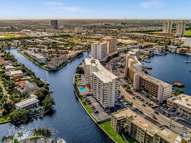 Building Photo - 401 Golden Isles Dr