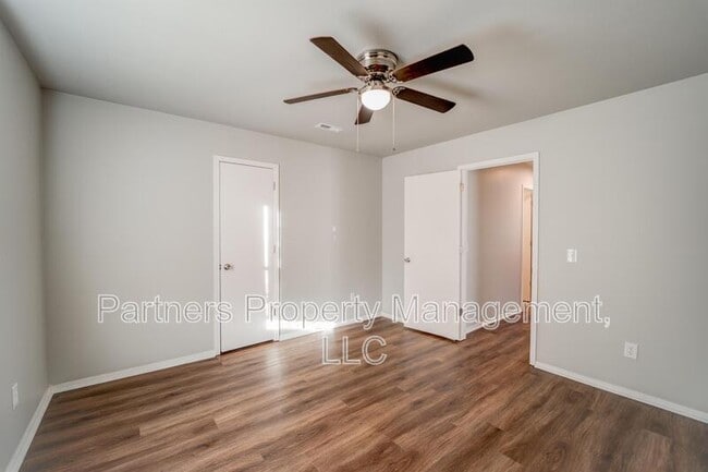 Building Photo - 5702 Sara St