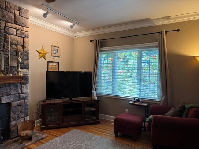 Building Photo - Charming Cottage in Central Woodland
