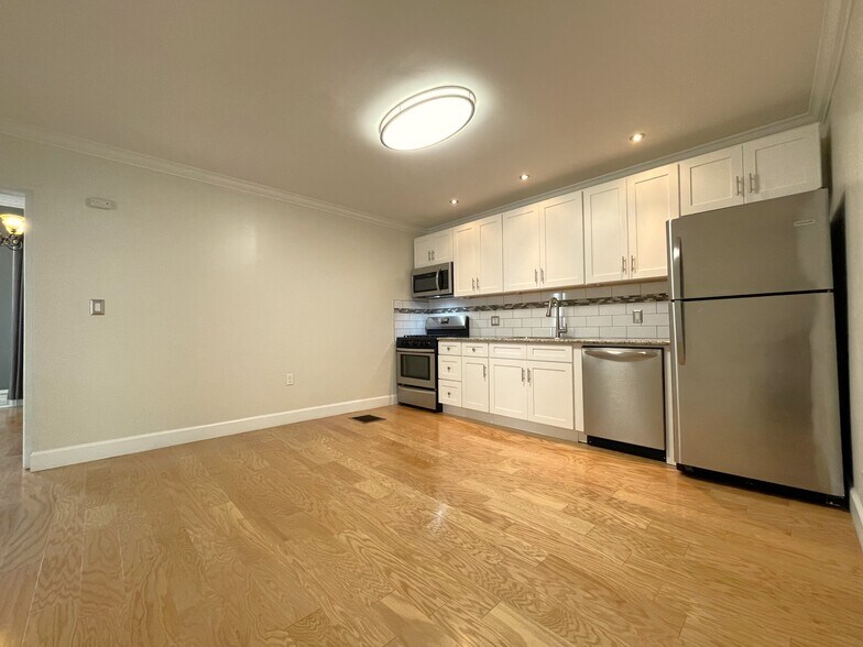 Kitchen - 209 College Ave