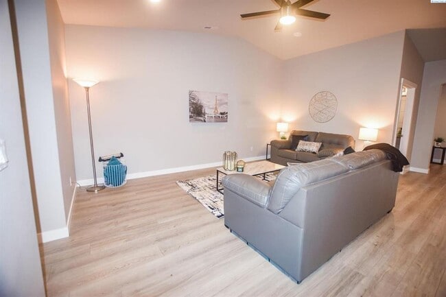 Building Photo - Low-Maintenance Living with Modern Comfort