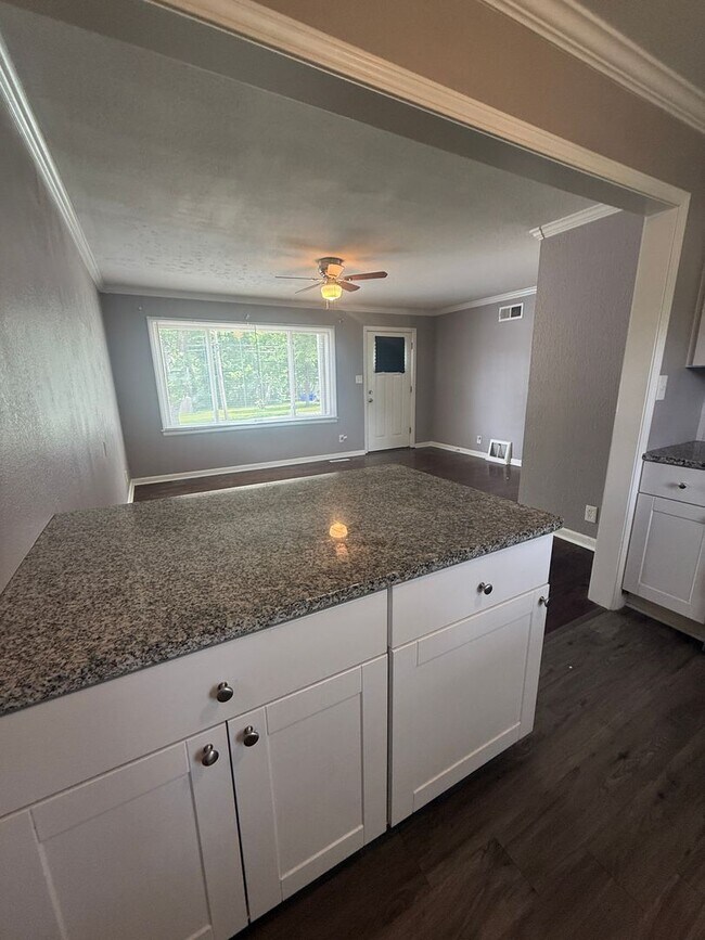 Building Photo - Charming 2-Bedroom, 1-Bath Home in Raytown, MO – Modern Finishes & Spacious Yard!