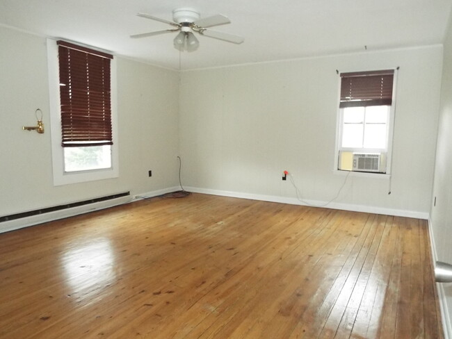 Building Photo - Spacious 2 bedroom 1 bath Loft above Real ...