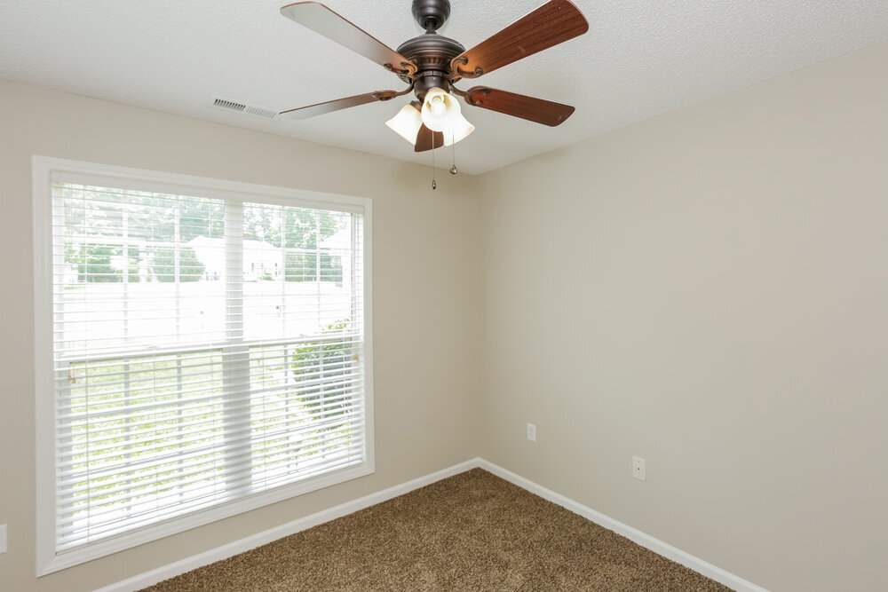 Building Photo - 310 Tamarack Dr