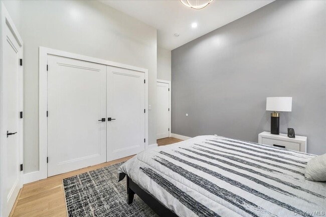 Building Photo - 260 W Main St