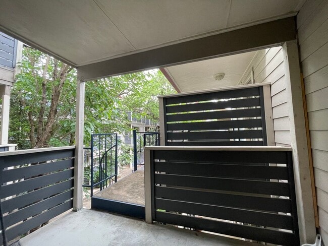 Building Photo - Two Story 1bd/1ba Condo Available Now in T...
