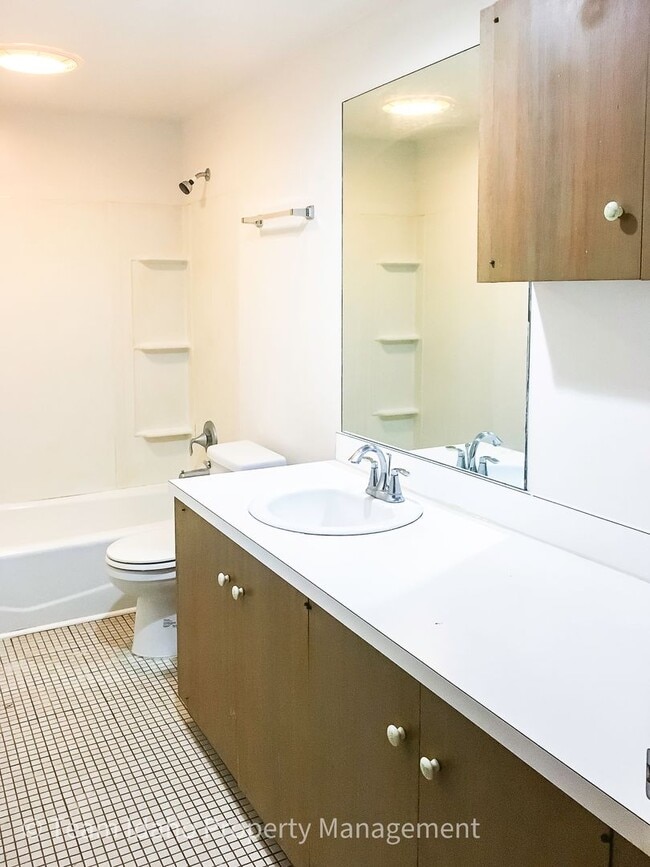 Building Photo - Taylor Ave Tri-Plex