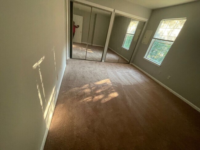 Building Photo - UPPER LEVEL SINGLE STORY CONDO IN HOLLAND ...