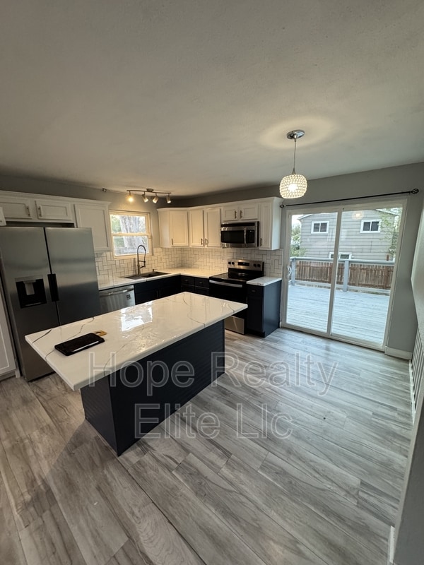 Building Photo - 3378 Foxridge Dr