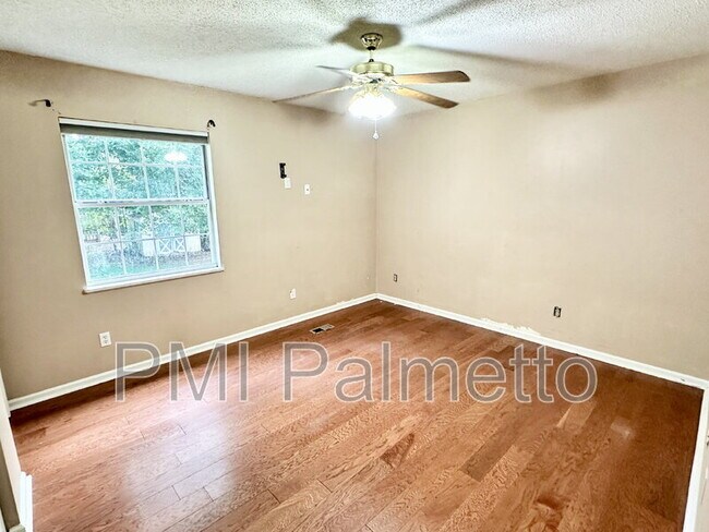 Building Photo - 844 Bentley Dr