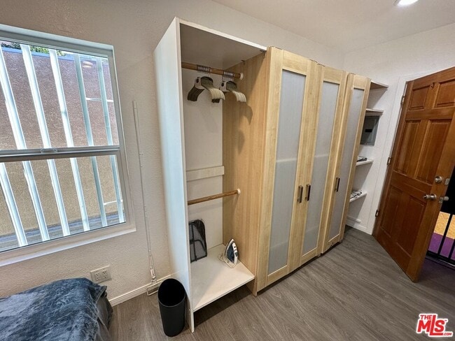 Building Photo - 523 1/2 W 56th St