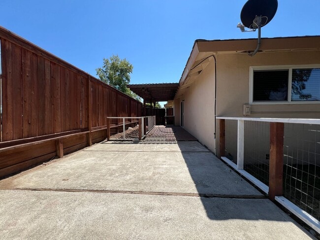 Building Photo - Recently Remodeled Home in Loomis