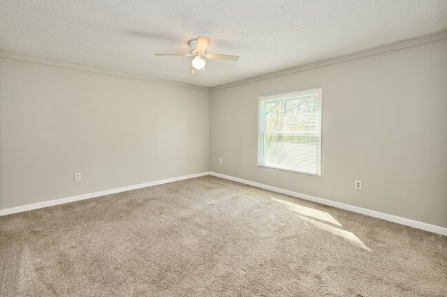 Building Photo - For Rent: 4+BR, 3BA