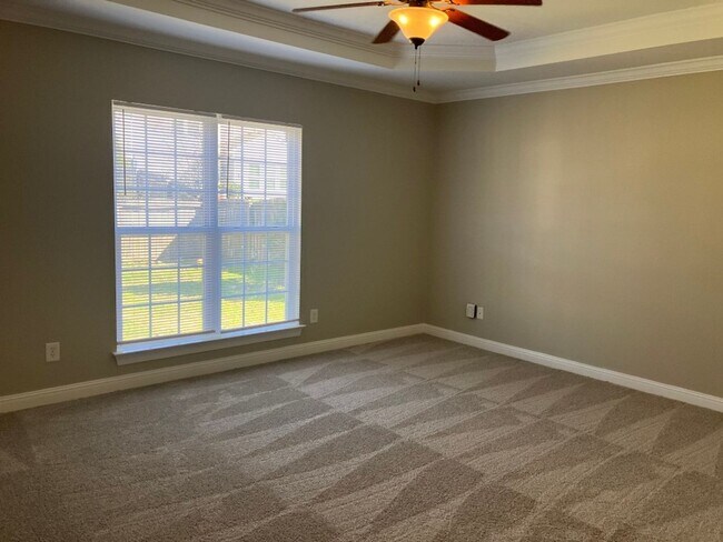 Building Photo - Spacious home in Brentwood
