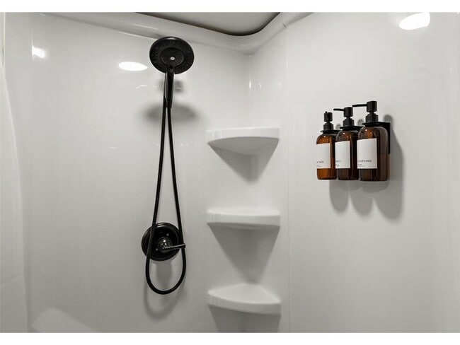 Building Photo - 1424 Vista Ln SW